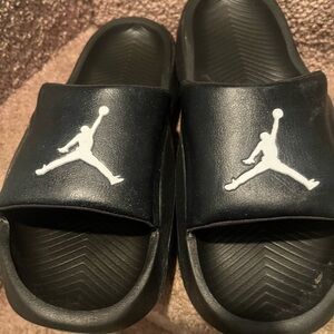 Like new Jordan size 9 Black Slide Sandals with White Logo ⚾️🏀⚾️🏀🏀